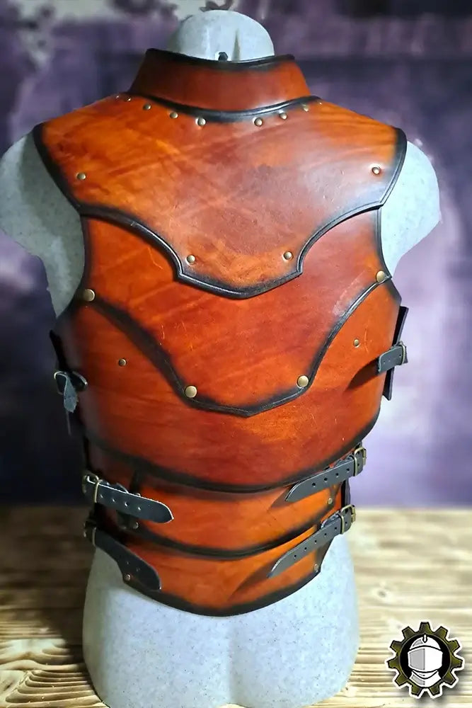 Breastplate Cicero (Fighter) leather armor showcasing robust design and elegant silhouette.