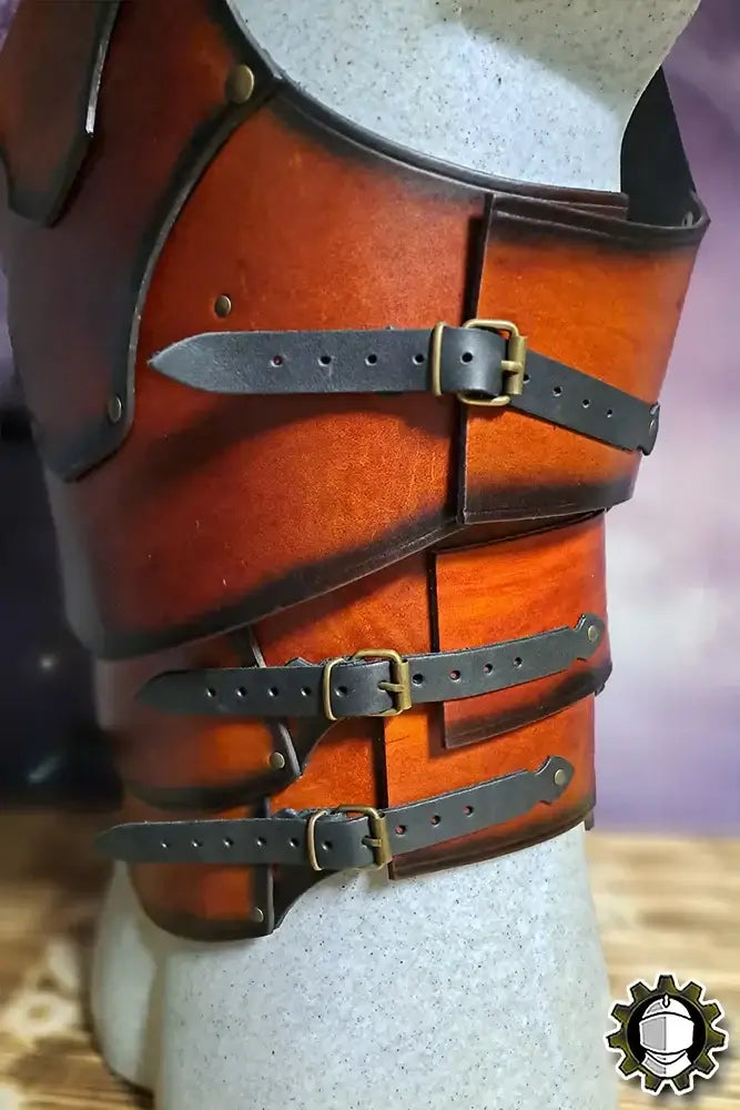 Breastplate Cicero (Fighter) side view showing adjustable leather straps and elegant design for robust torso protection.