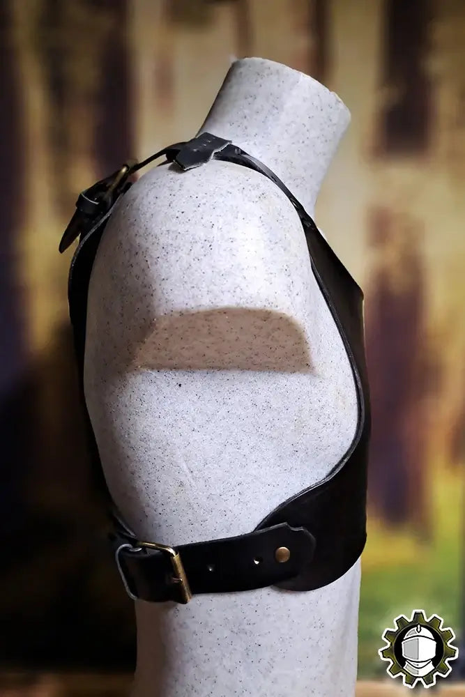 Harness Decimus (Fighter) showcased on mannequin, featuring a sleek black leather design with adjustable straps.