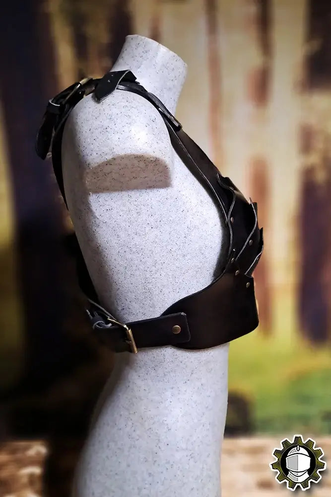 Harness Naevia Right (Fighter) displayed on a mannequin, showcasing its bold leather design and adjustable features.