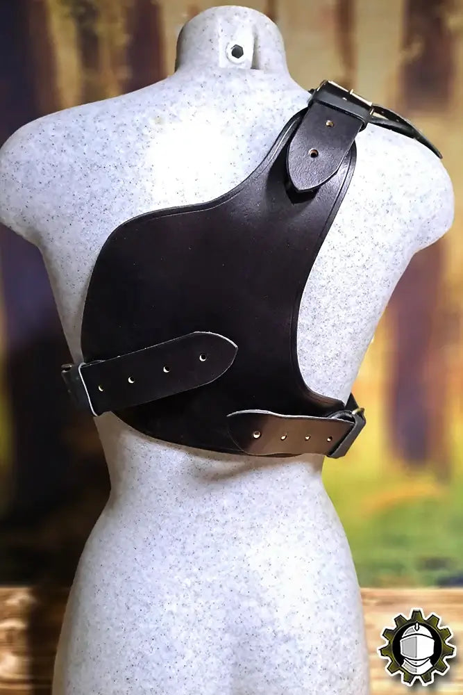 Harness Naevia Right (Fighter) shown on a dress form, featuring a sleek one-shoulder design and adjustable straps.