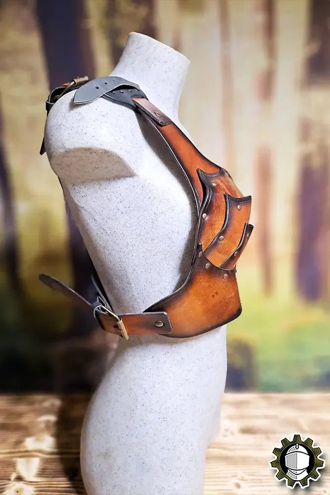 Harness Naevia Right (Fighter) displayed on a mannequin, featuring a bold one-shoulder design and fitted plate.