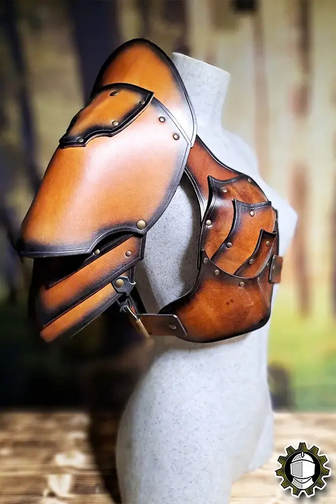 Harness Naevia Right (Fighter) one-shoulder leather chest harness with fitted plate.