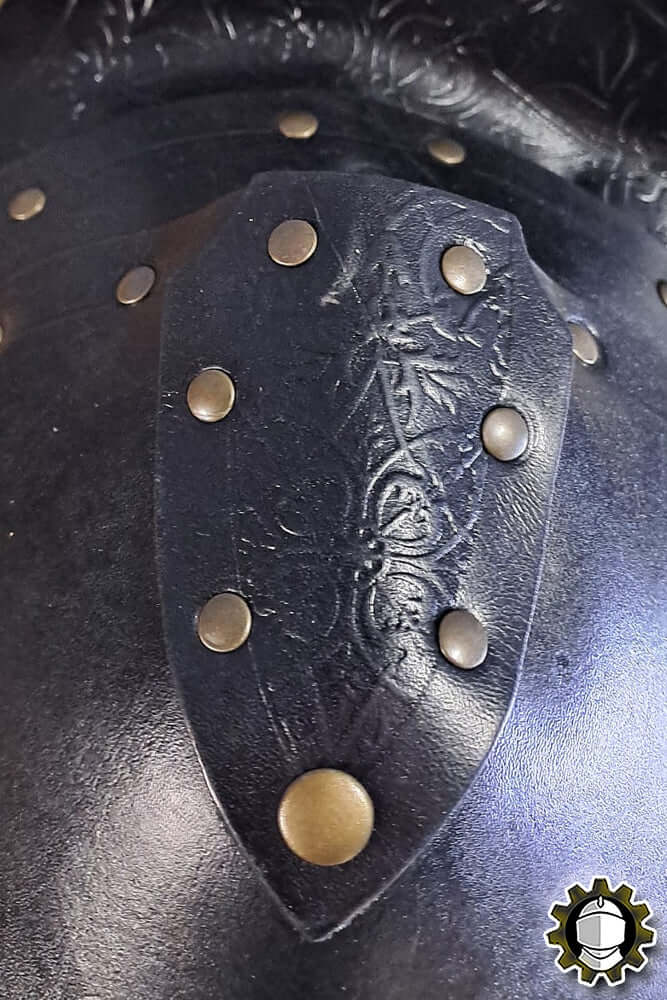 Pauldrons Cicero (Fighter) detailed leather design with brass studs, showcasing intricate craftsmanship.