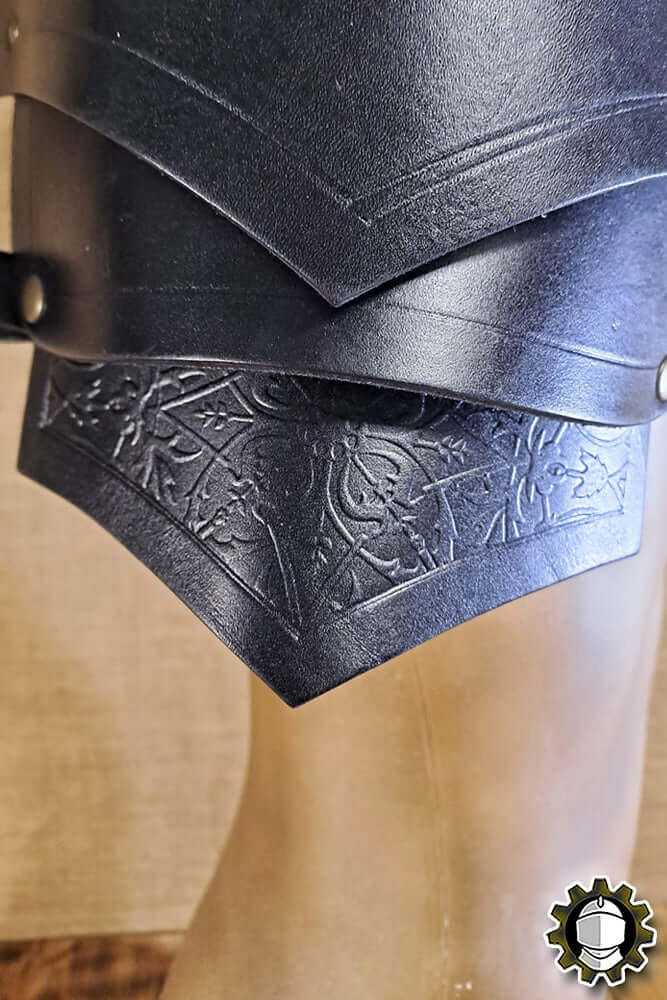 Pauldrons Cicero (Fighter) featuring intricate engravings and robust design for combat readiness.