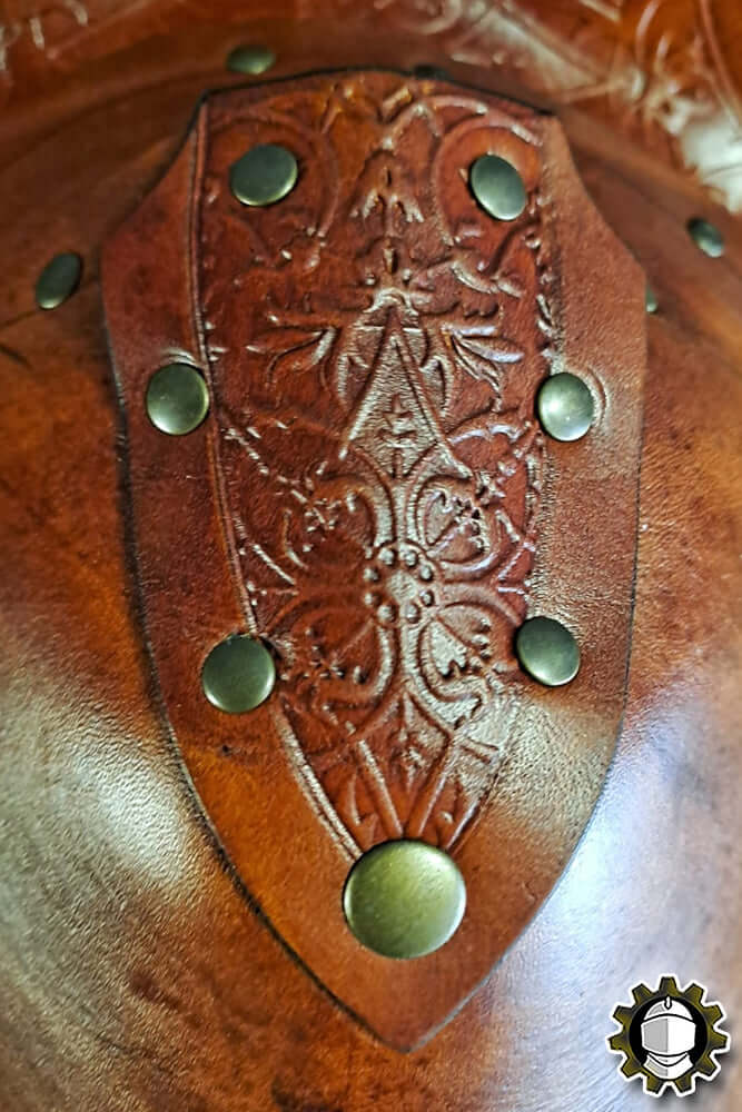Detailed view of the Pauldrons Cicero (Fighter) with intricate leatherwork and decorative studs.