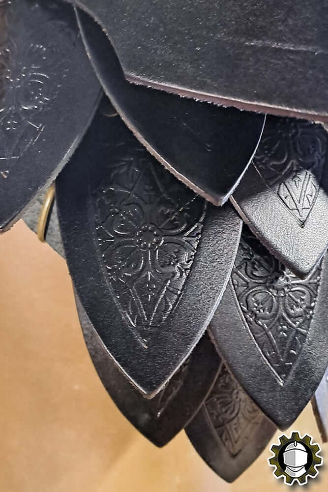 Pauldrons Namor (Fighter) detailed design showcasing intricate leather craftsmanship and layered structure.