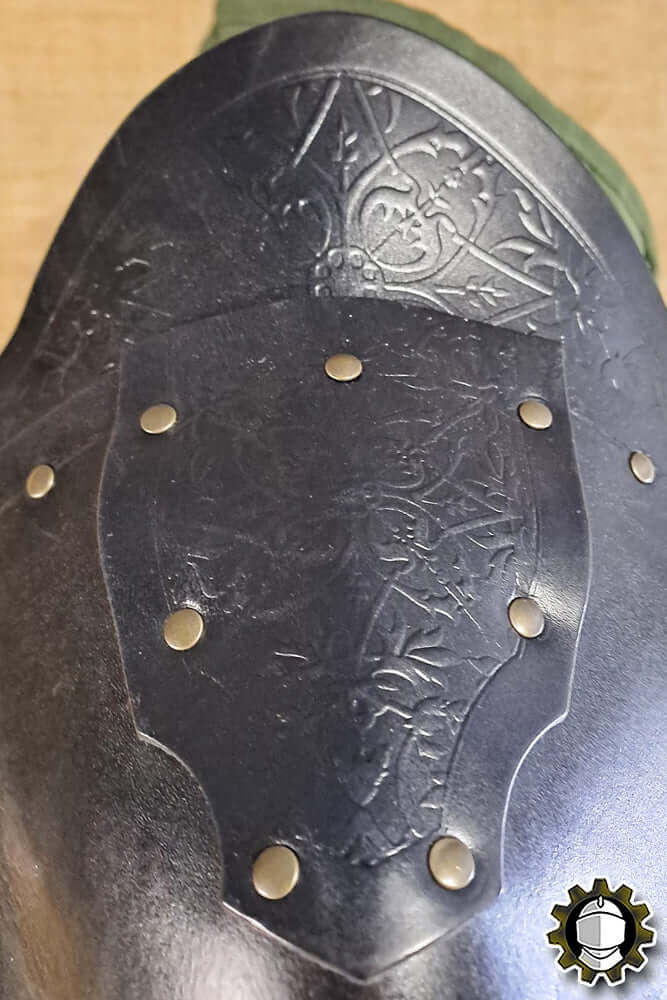 Pauldrons Namor (Fighter) close-up showing intricate design and metallic finish on armor piece.