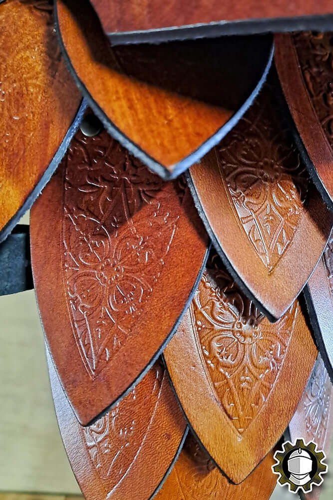 Detailed view of Pauldrons Namor (Fighter) showcasing intricate leather design and craftsmanship.