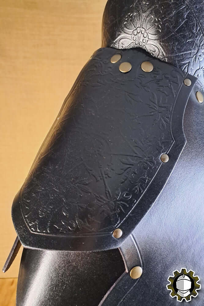 Pauldrons Brian (Fighter) detailed black armor close-up with embossed design and metal accents.