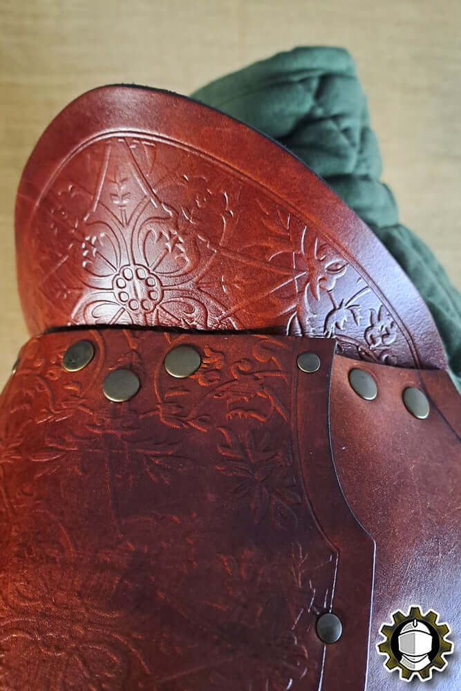 Pauldrons Brian (Fighter) featuring intricately designed leather with a green padded underlayer.
