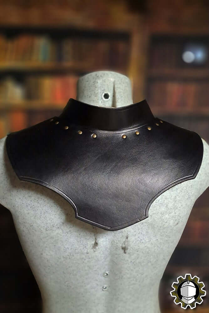Gorget Cicero (Fighter) leather neck armour with bold collar and decorative studs for protection and style.
