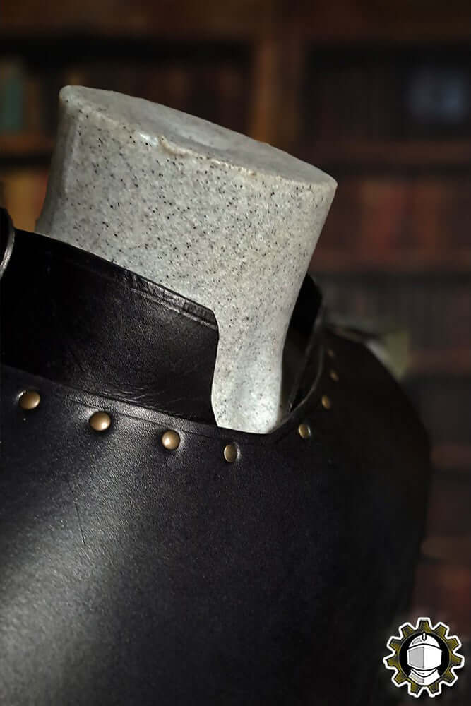 Gorget Cicero (Fighter) showcasing bold leather design and protective neck armor details.