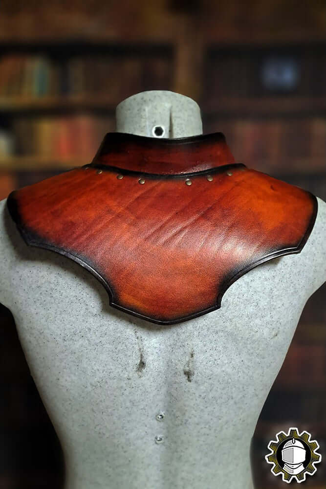 Gorget Cicero (Fighter) leather neck armour showcasing bold design and protective features on a mannequin.