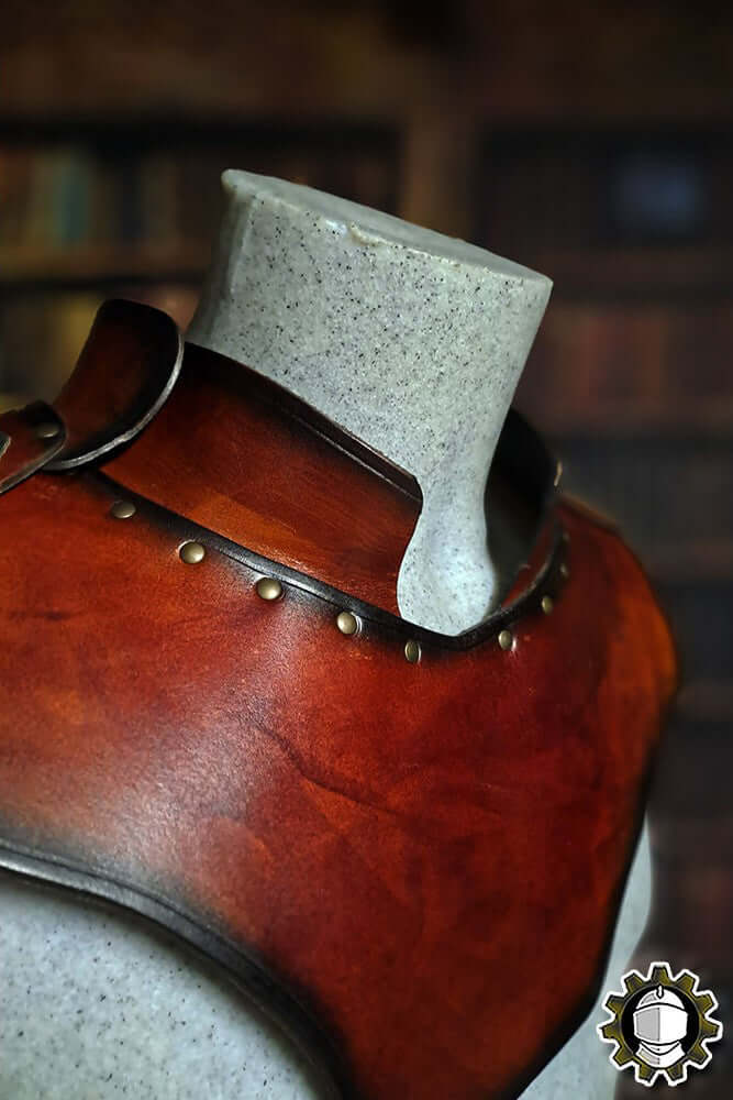 Gorget Cicero (Fighter) leather neck armour highlighting its broad collar and stylish design.