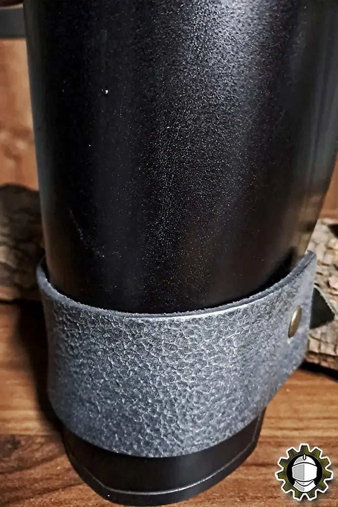 Leather arm protection Ragnall (Fighter) showcasing grey bracers, highlighting Celtic-Viking style and secure fit.