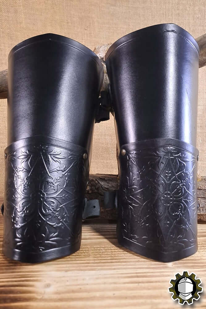 Arm Protection Brian (Fighter) - Leather arm guards with Celtic-Viking design and overlapping plaques for durability.