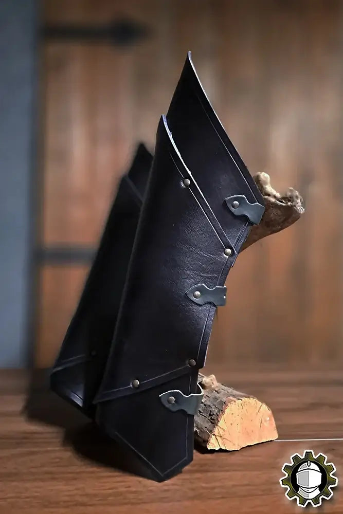 Leg Protection Senua (Fighter) greaves showcasing elegant design and practical defense on display.