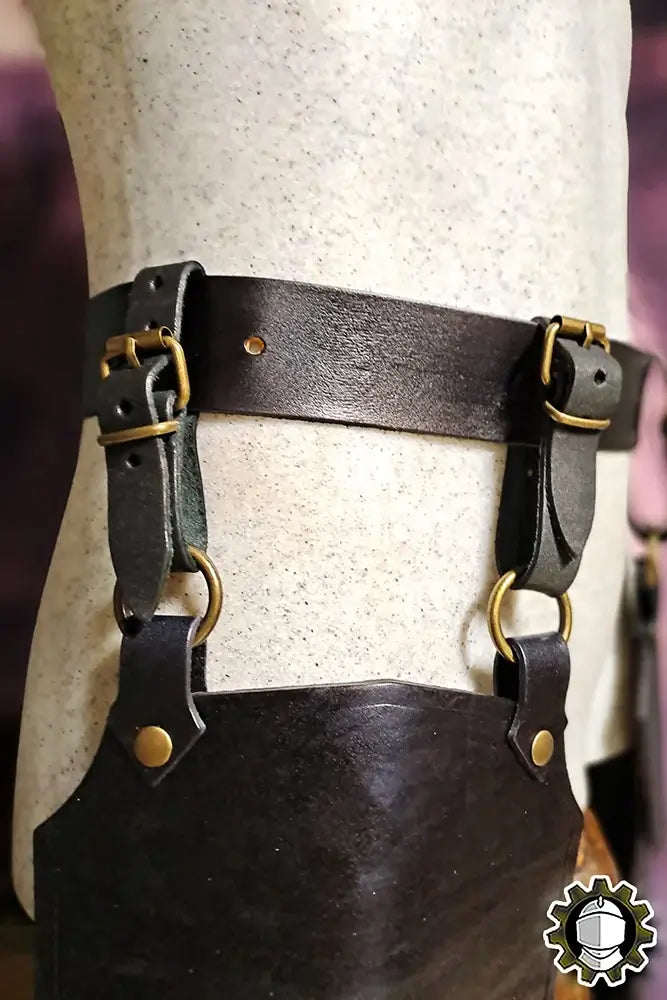 Tassets Brian (Fighter) showcased on a mannequin, featuring durable leather straps and brass hardware.