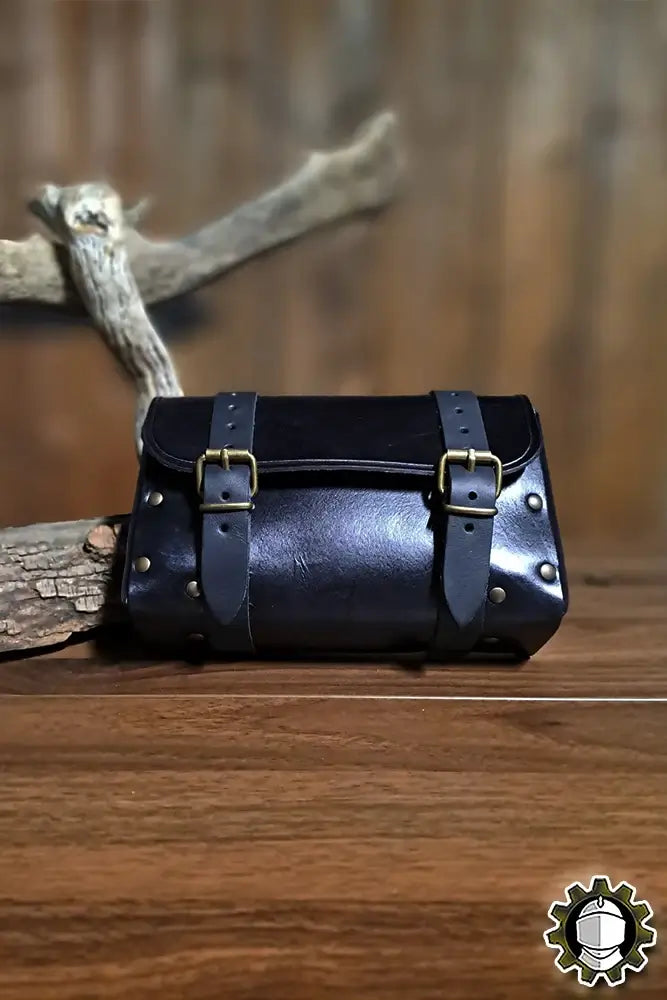 Beltbag Altair (Fighter) shown on wooden surface, featuring dual buckles and studded design for modern adventurers.