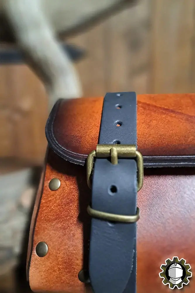 Close-up of the Beltbag Altair (Fighter) featuring a leather strap and buckle for secure storage.