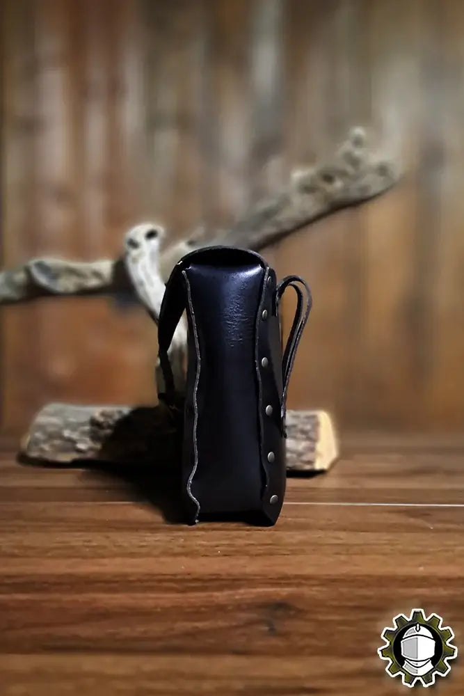 Beltbag Jerome (Fighter) side view showcasing leather and strap design on a wooden background.