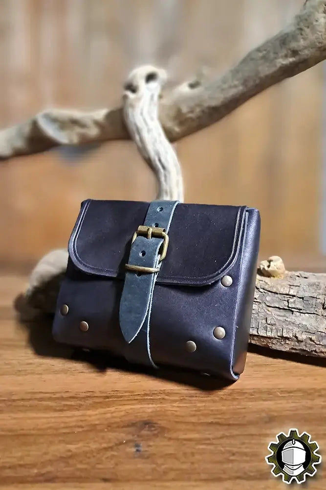 Beltbag Valeron (Fighter) displayed on wooden surface, showcasing its stylish design and sturdy strap.