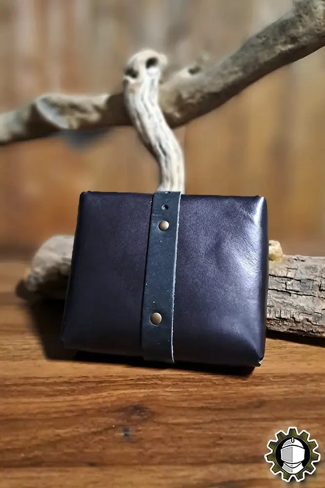Beltbag Valeron (Fighter) crafted in dark leather with a sturdy strap and button closure, ideal for adventurers.