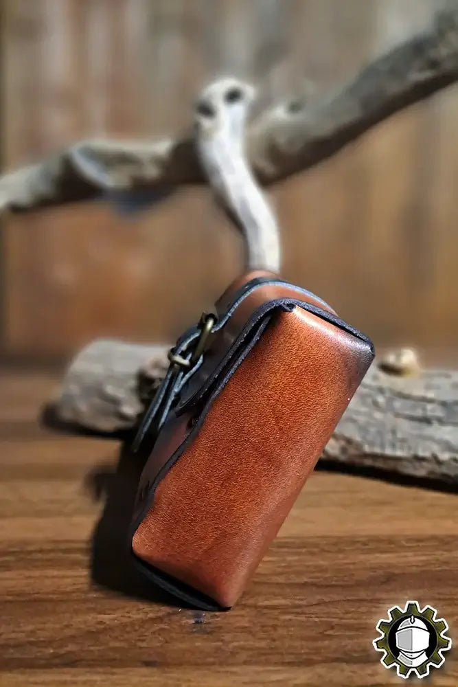 Beltbag Valeron (Fighter) side view, showcasing premium leather craftsmanship and durable design for adventurers.