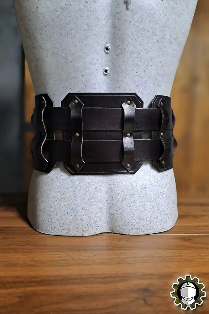 Broad Belt Jaret (Fighter) showcased on mannequin, featuring double-belt construction and leather plate design.