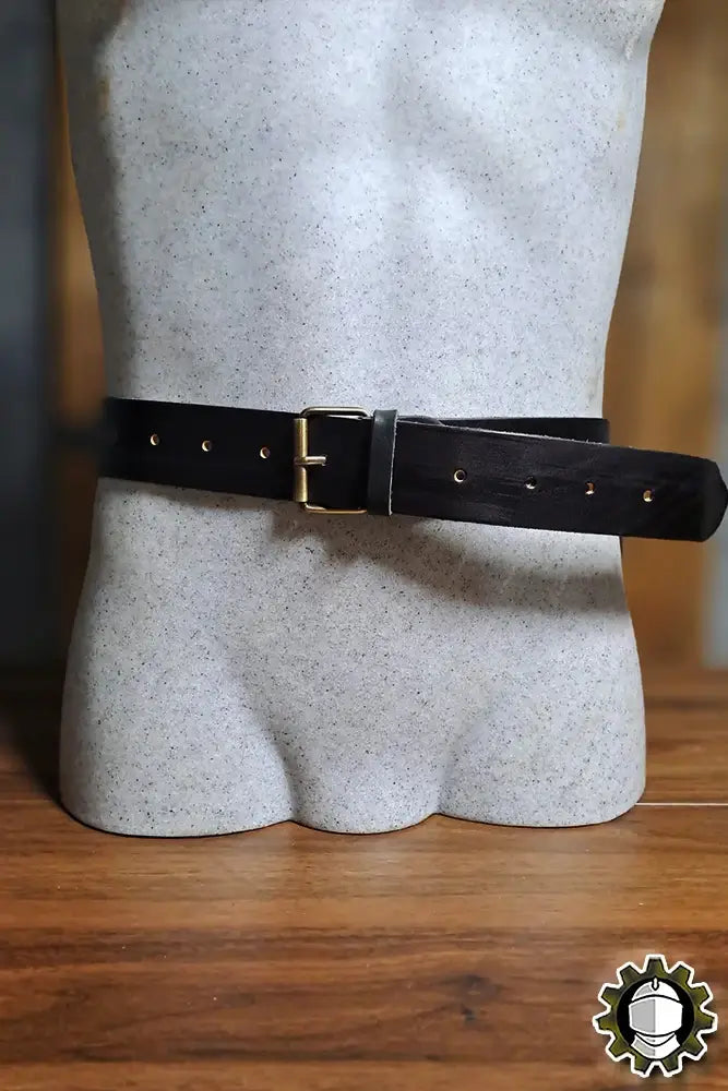 Belt Severian (Fighter) displayed on a mannequin, showcasing its buckle closure and detailed craftsmanship.