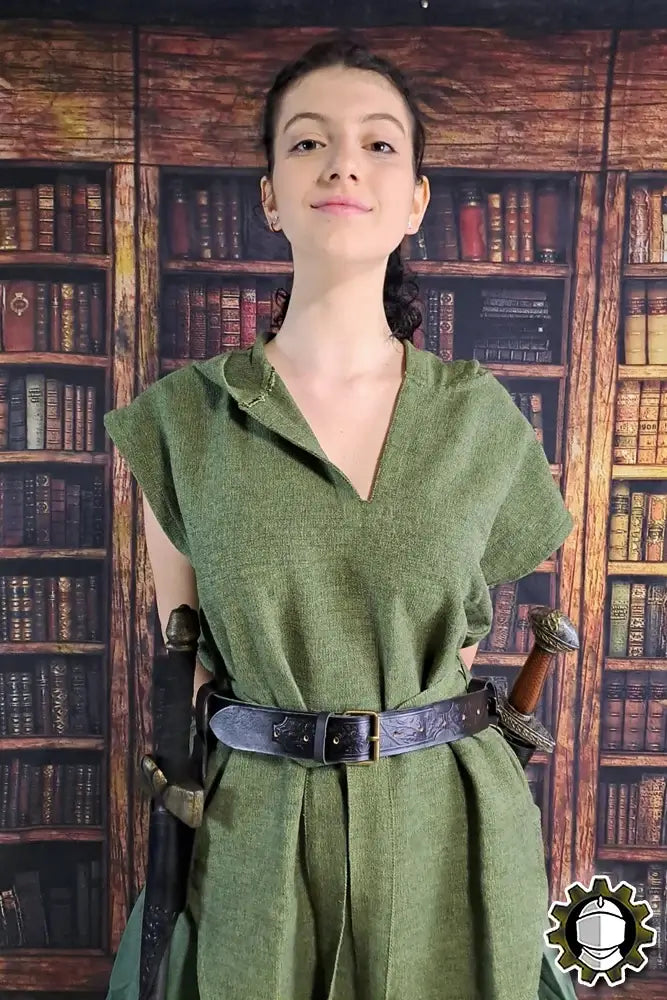 Dagger Holder Jerome (Fighter) showcased with a model wearing a green outfit and a belt, complementing the blade.