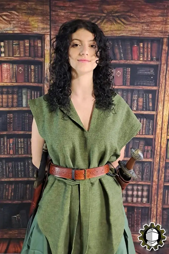 Dagger Holder Jerome (Fighter) showcased with a model in a green tunic and sword at a bookshelf backdrop.