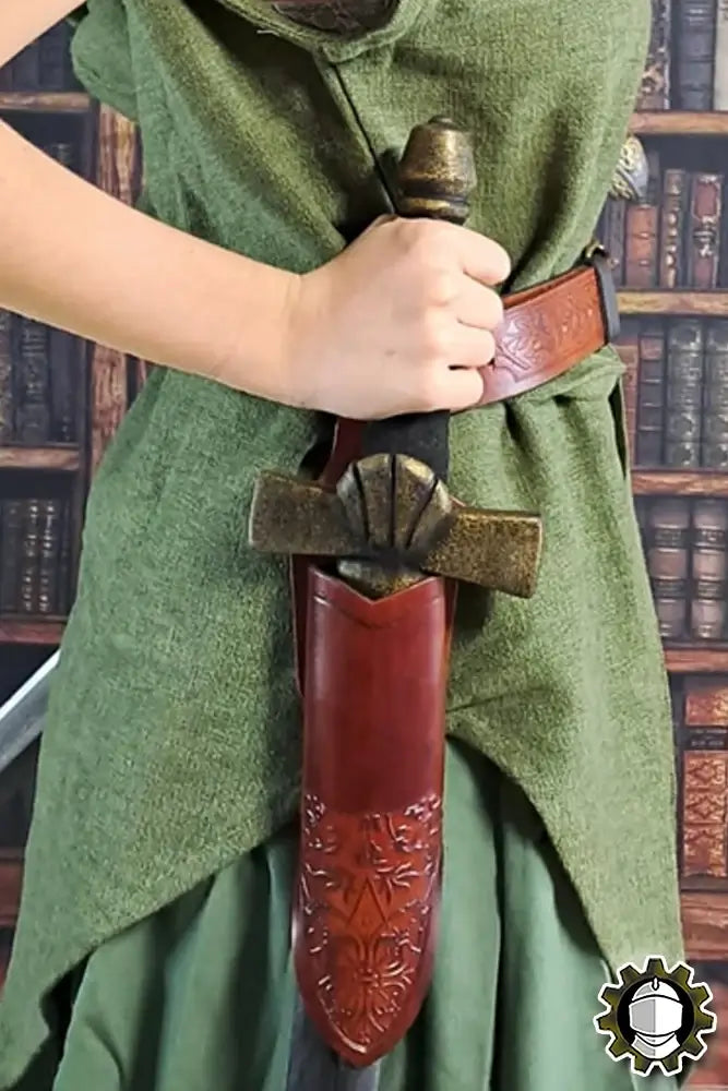 Dagger Holder Jerome (Fighter) showcased on a belt with ornate detailing and a stylish, secure design.