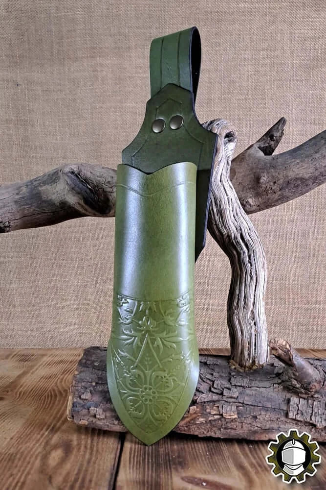 Dagger Holder Jerome (Fighter) in green leather with intricate detailing on a wooden background.