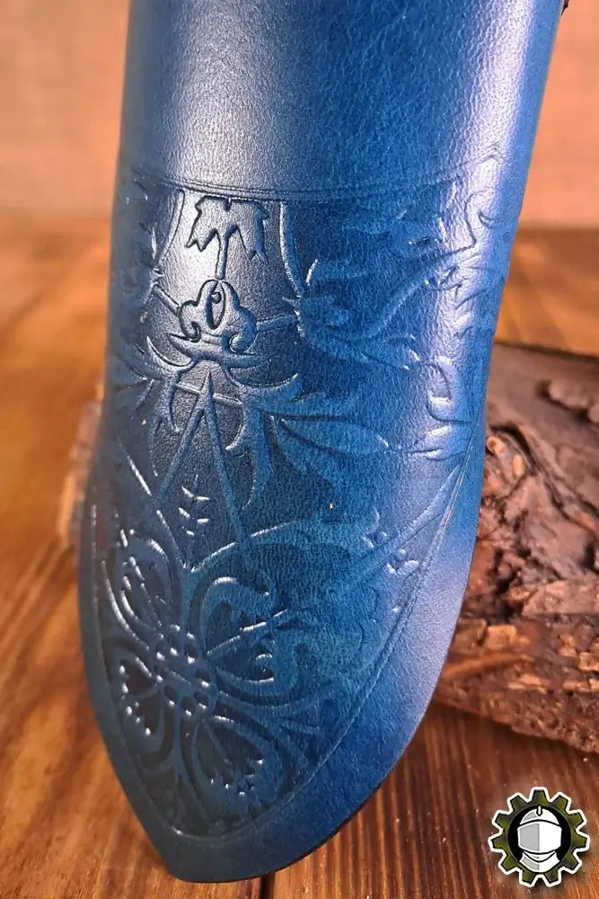 Dagger Holder Jerome (Fighter) detailed blue leather design showcasing elegant craftsmanship.