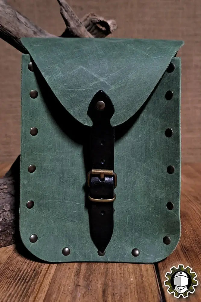 Beltbag Jerome (New Blood) in rugged green leather with belt and buckle closure, perfect for adventures.