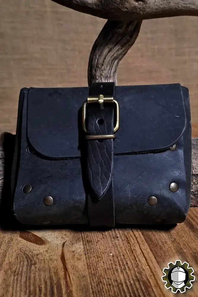 Beltbag Valeron (New Blood) in rugged Crazy Horse leather showcasing a classic strap-and-buckle closure.
