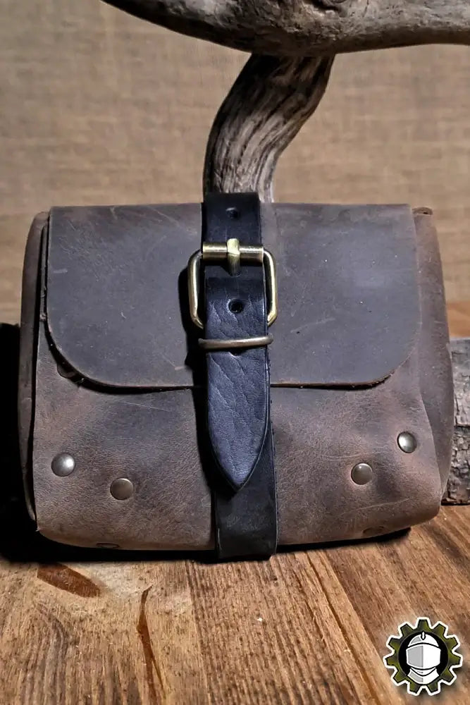 Beltbag Valeron (New Blood) front view showcasing rugged Crazy Horse leather and classic strap-and-buckle closure.