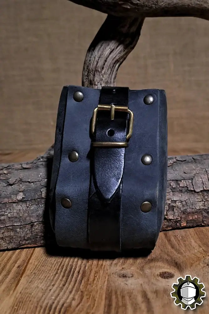 Beltbag Adam (New Blood) secured on a rustic branch, showcasing its durable Crazy Horse leather design.