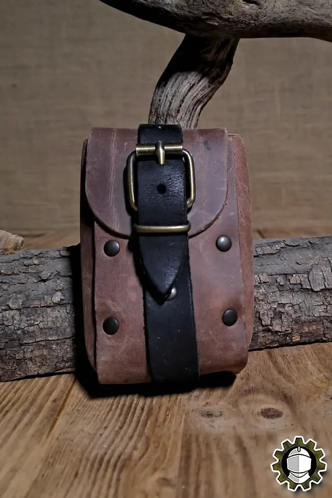 Beltbag Adam (New Blood) crafted from Crazy Horse leather, showcasing durability and vintage charm.