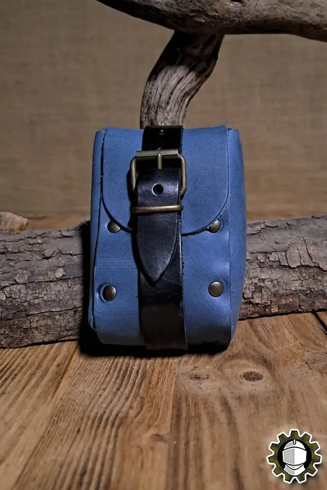 Beltbag Adam (New Blood) displayed on a rustic wooden surface, showcasing its durable Crazy Horse leather.