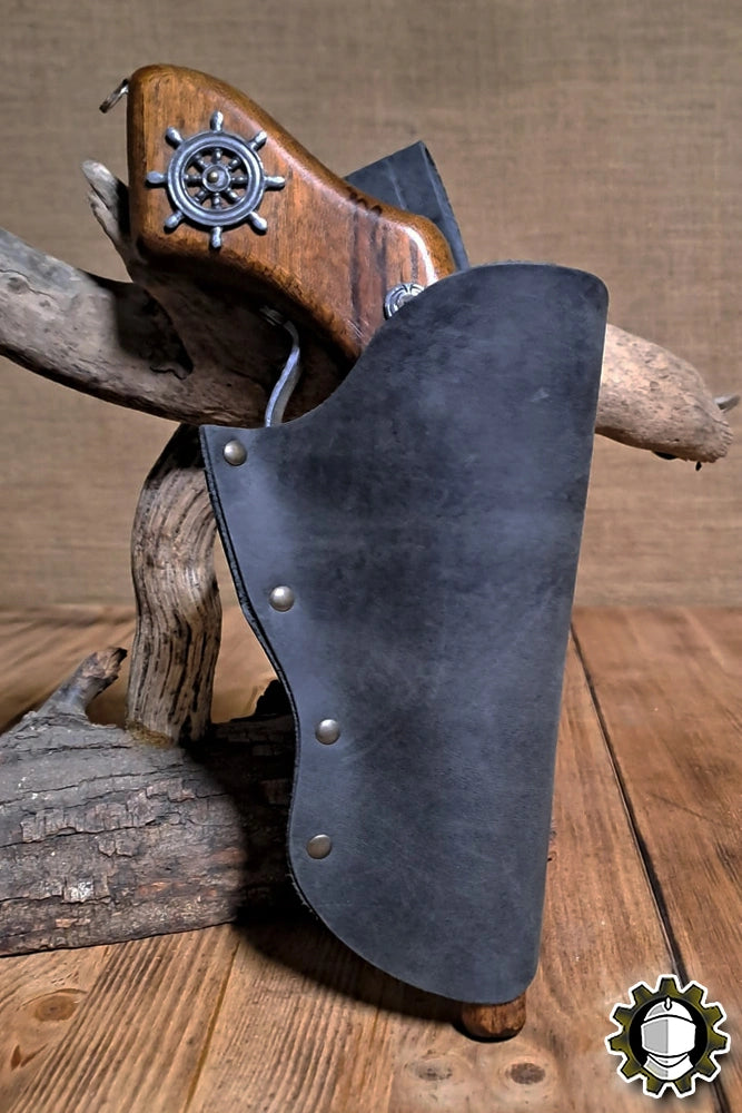 Holster Patrick (New Blood) side holster on a wooden display, showcasing functionality and style for adventurers.
