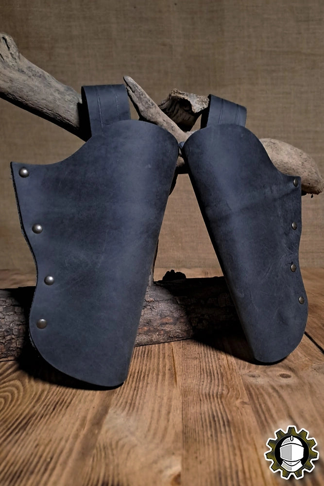 Holster Patrick (New Blood) side holster displayed on wood, showcasing its sleek design and sturdy leather construction.