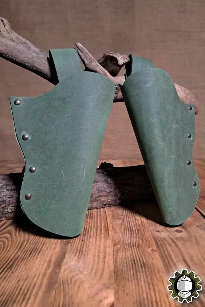 Holster Patrick (New Blood) practical green side holster with sturdy leather loop and metal studs on wooden surface.