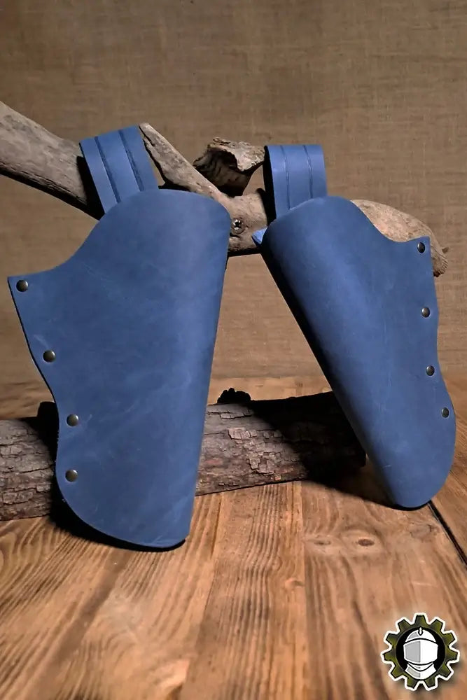 Holster Patrick (New Blood) side holster made of blue leather displayed on wood.