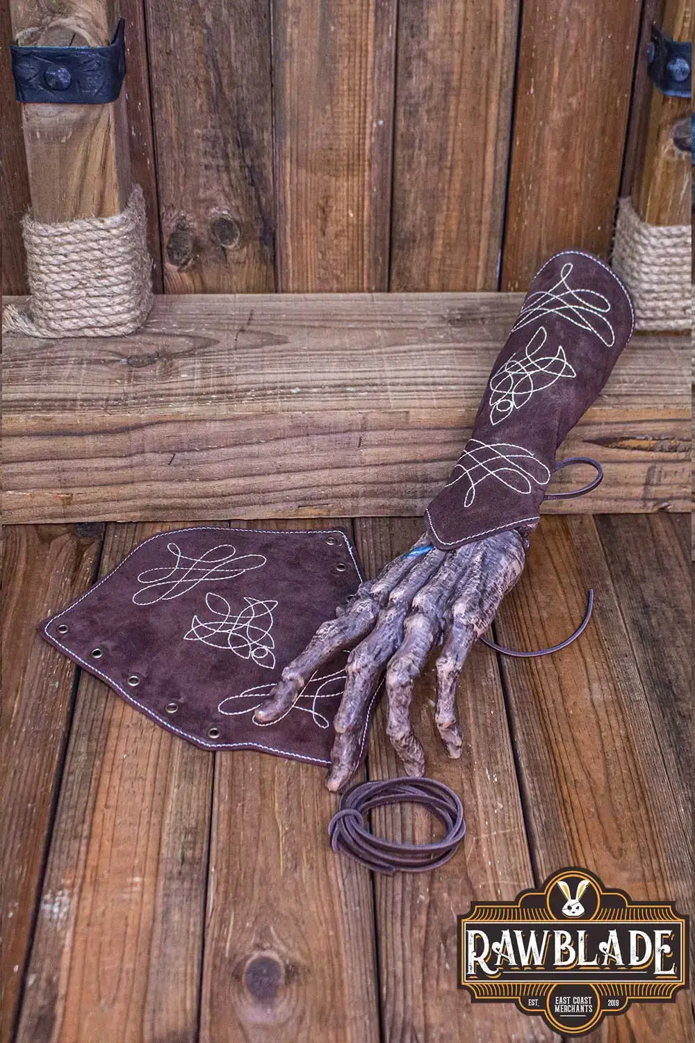 Vryla Premium Bracers, characterized by elven style, made of resistant leather for light fighters.