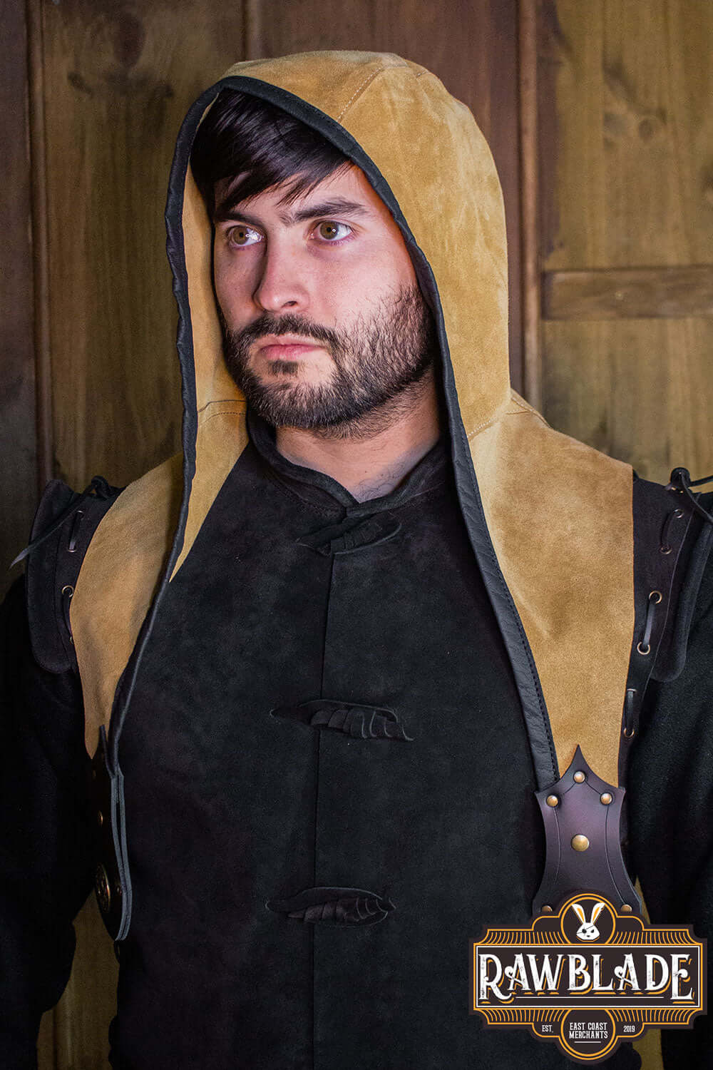 A man wearing an Akku Splitleather Hood, showcasing its elegant design and durable leather reinforcements.