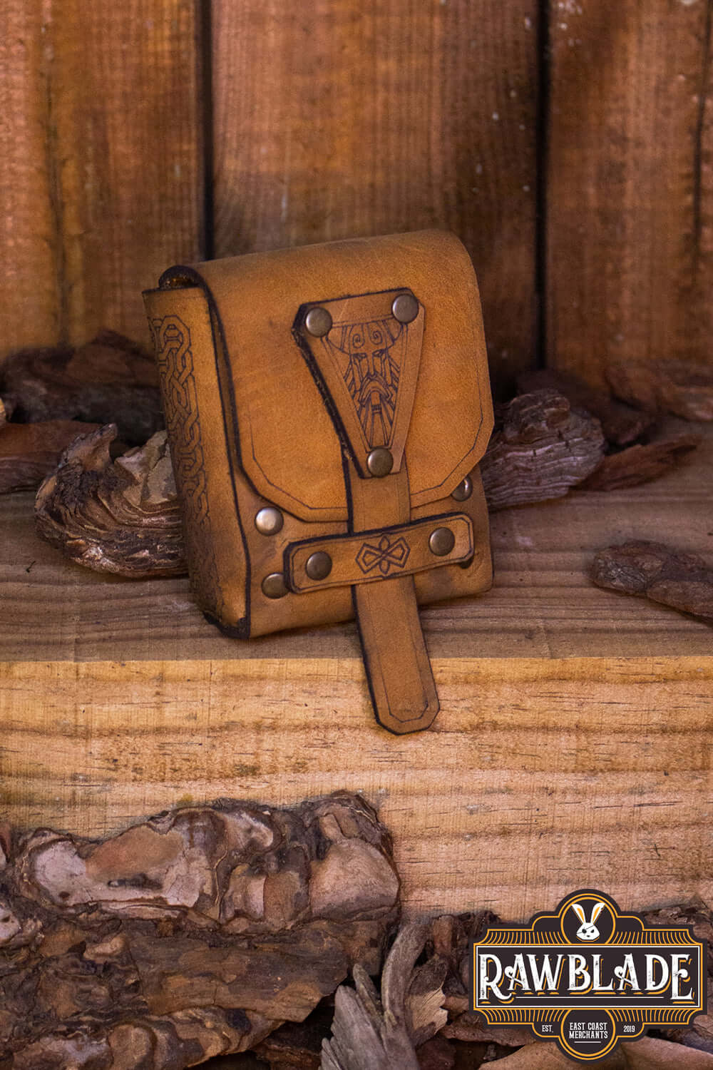 Bormund Pouch Small made of high-quality leather, featuring an adjustable loop and strap fastener for comfort.