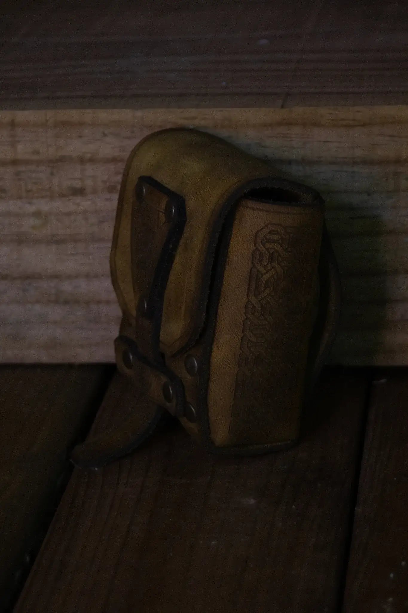Bormund Pouch Small made of high-quality leather with adjustable loop and strap, perfect for carrying small objects.